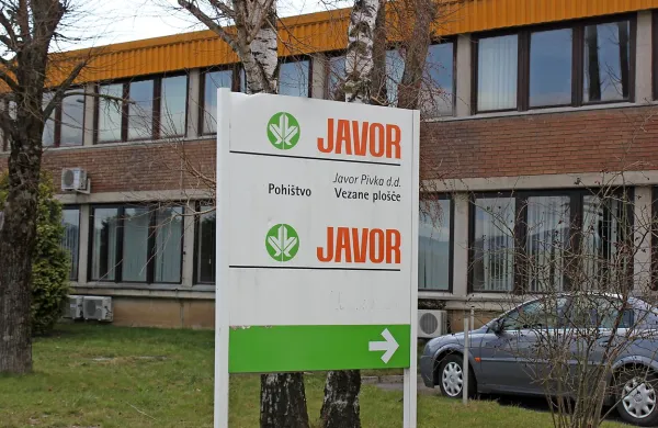Delavci Javorja Vezane plošče in Javorja Lamelirani program 
so včeraj ustavili proizvodnjo, ker niso dobili plače. 