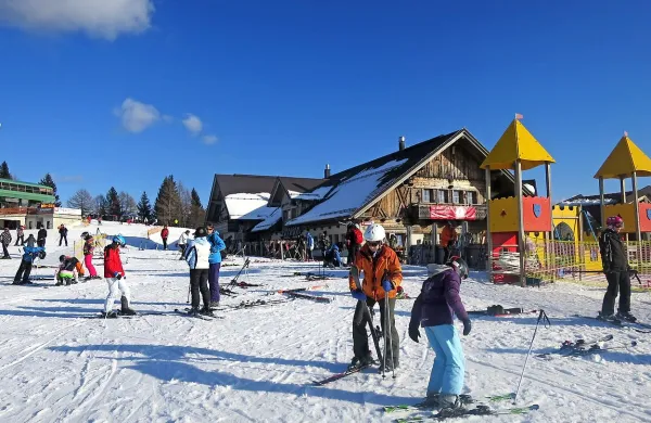 Restavracija Alpska perla  na vrhu Črnega vrha bo središče raznovrstnega dogajanja tudi v  
poletni sezoni. 