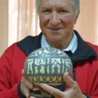 Božo Batistič je posebej ponosen na madžarsko kovano 
jajce, ki ob straneh predstavlja poklic kovača. Vredno je 
približno 500 evrov. 