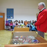 Šolarji iz podružnične OŠ Bilje so pozorno prisluhnili, kako je nastala zbirka, v katerih tehnikah 
so jajca okrašena in  od kod prihajajo. 