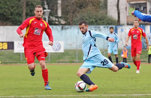 Lorenzo Pasqualini (z žogo) je h Gorici kot posojen igralec 
prišel jeseni. 