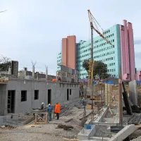 Gradnja urgentnega centra teče gladko, prihodnje leto se 
lotijo še gradnje v Stari Gori.  