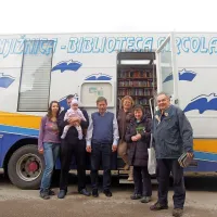 V Škofljah je dobil bibliobus novo članico, Andrejo Šalamun 
(levo) s soprogom in hčerko Anejo Kruh. Spomine na učna 
leta Franka Cergola je obujal Milko Hreščak (desno).