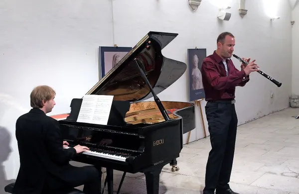 Večino koncertov Piranskih glasbenih večerov je gostil križni 
hodnik minoritskega samostana. Leta 2012 sta tako tam 
nastopila Vilém Veverka (oboa) in Ivo Kahanek (klavir) s 
Češke. 