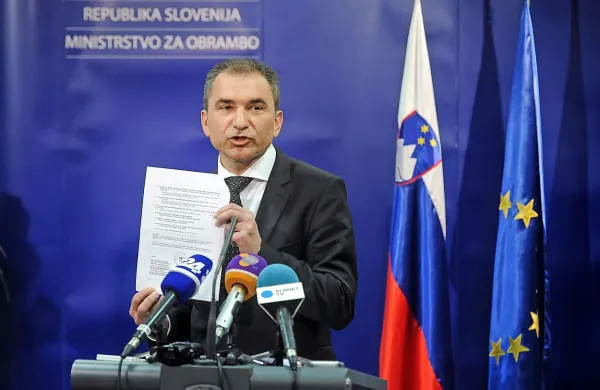 Minister za obrambo Janko Veber je že ob izbruhu afere z 
analizo vidikov privatizacije Telekoma napovedal iskanje 
žvižgača v OVS.