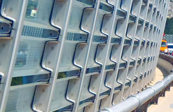 Koprski gasilci so odstranili panel protivetrne ograje in 
Italijana potegnili na varno.