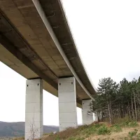 Italijan je po zunanjem robu viadukta Črni Kal,  za visoko ograjo, hodil v smeri proti Kozini in 
grozil, da bo skočil v globino.