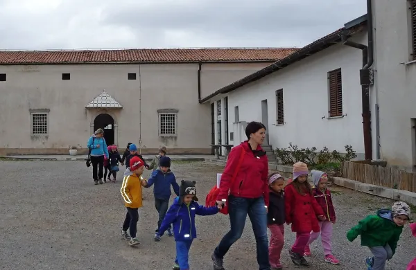 V Lipici ta teden ustvarjajo nočitve tudi malčki iz notranjosti 
Slovenije. Tako so v torek odhajali iz muzeja kočij.