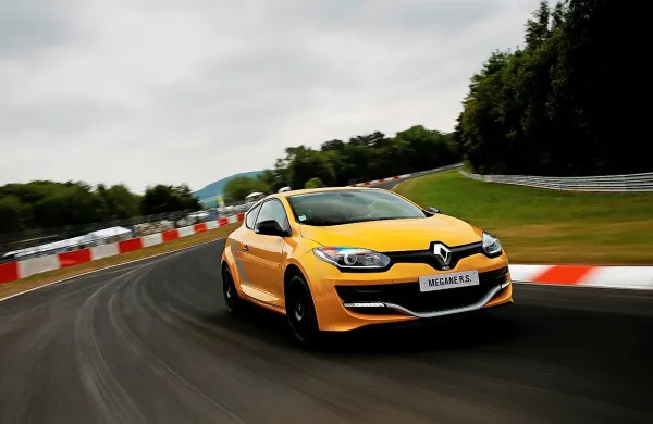Ovinkasta cesta je tista, kjer se megane RS trophy počuti kot 
doma.  