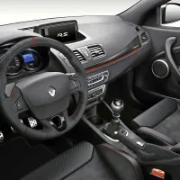 Oprijeti sedeži, aluminijaste stopalke ... Vse je prilagojeno 
športni vožnji.