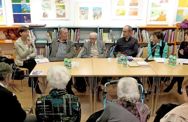 Na pogovornem večeru so si podajali besedo (od leve) Silvana Paletti, Luigia Negro, Julijan Strajnar, Boris Pahor, Roberto 
Dapit, Jožica Malešič in Loredana Umek kot povezovalka.