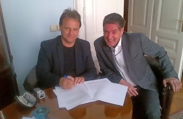 Valter Mlekuž (levo) je včeraj odbrzel v Ljubljano in  pogodbo 
podpisal kar v odvetniški pisarni Mihe Sotlarja.