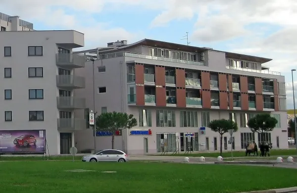 Na Kolodvorski ulici je kar nekaj lastnikov stanovanj, ki v njih ne stanujejo stalno in se s pavšalno turistično takso ne strinjajo.