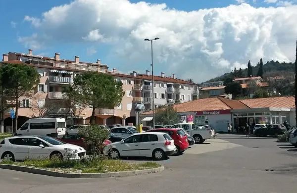 Prva ura parkiranja na centralnem parkirišču  bo poslej spet 
brezplačna, kazni pa za zdaj ni, ker Ankaran še nima redarske 
službe. 