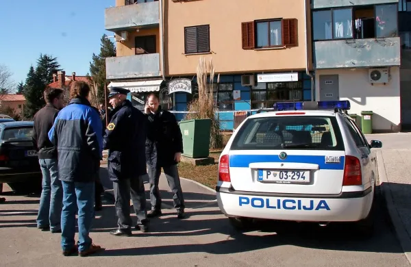 Komenske banke so bile v zadnjih letih večkrat tarče roparjev. 
Tista, ki sta spomladi leta 2001 in nato še pozimi leta 2002 
oropala tamkajšnjo banko Vipa, sta bila kaznovana podobno 
kot storilci hujših prometnih prekrškov.