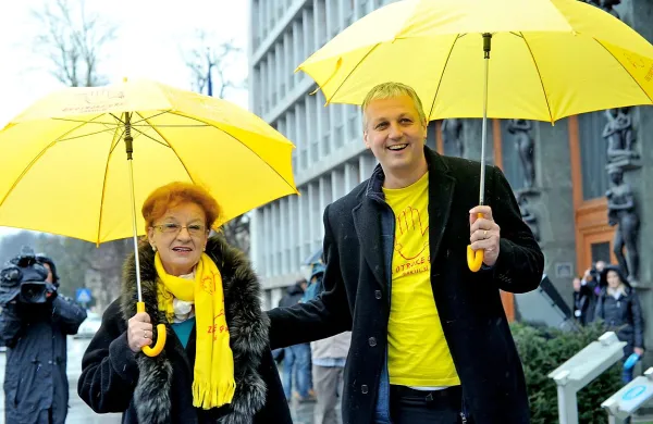 Koalicija Za otroke gre bo nocoj po pošti oddala ustavno 
pritožbo zoper sklep DZ, da ne bo razpisal referenduma o 
noveli zakona o zakonski zvezi in družinskih razmerjih.