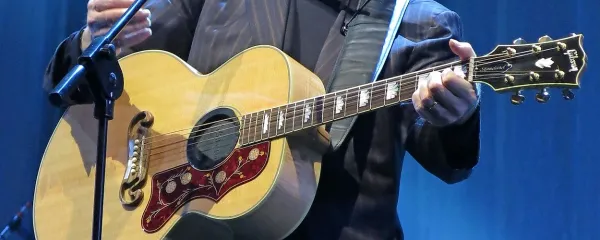 Francesco De Gregori stare uspešnice preoblači v nove aranžmaje in jih spretno prepleta z novejšimi pesmimi.

