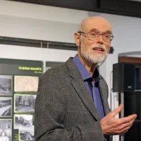 Janez Sketelj: “V krščanski cerkvi se je  zgodil veliki duhovni razkol. In od takrat v njej sobivata 
dve cerkvi. Ena je oblastna, pohlepna cerkev Rimskega cesarstva, druga pa cerkev Jezusovega 
evangelija. Del iste ustanove so Frančišek Asiški in razvratni papeži iz družine Borgia. Tako je 
tudi pri nas. Imamo Alojzija Šuštarja in Pedra Opeko, pa tudi Franca Rodeta ter Zvon I in 
Zvon II.”