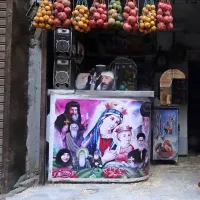 Pogled na idealizirano podobo mladega Jezusa z materjo 
Marijo pred trgovino v koptskem naselju v Kairu spomni na 
kulturno prepletenost Sredozemlja, v katerem se je rodilo 
krščanstvo, in na kompleksnost razvoja najbolj temeljnih 
vsebin te vere. 