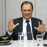 Tomaž Jamšek: “Vsaka odločitev je težka, če si na 
odgovornem mestu. Včasih odločitev ni težka, so 
pa težke razmere, v katerih jo moraš sprejeti. 
Nekoč sem na primer  med letom v Tunis zaradi 
padca pritiska v letalu nad Italijo  moral ugasniti 
motor in pristati na alternativnem letališču, v 
Rimu.”