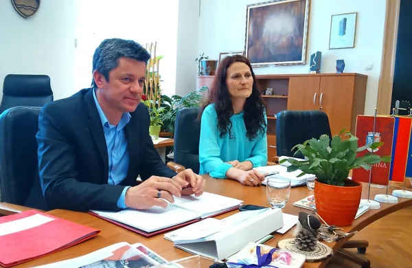 Postojnski župan Igor Marentič na delovnem sestanku skupaj z novo direktorico občinske uprave Marino Rebec.