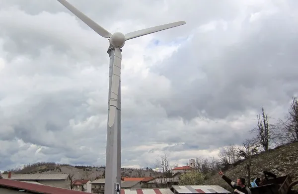 Danes bodo v Lažah, na kmetiji Bobek, poskusno zagnali 
manjšo vetrno elektrarno, ki so jo postavili za potrebe 
kmetije. 