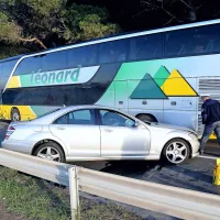 Italijan z mercedesom trčil v avtobus, poln belgijskih turistov