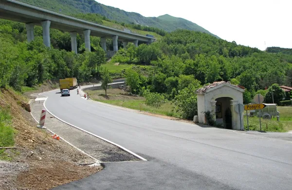 Pred dvema letoma so prenovili odsek ceste nad Podgričem, 
za nadaljevanje obnove pa ni denarja, Vipavcem sporoča 
direkcija za infrastrukturo. 