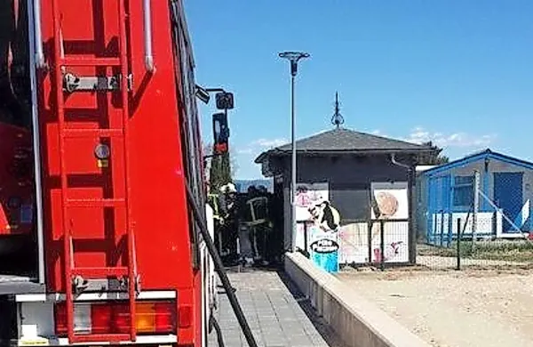 Danes ob 12.51 je na plaži v Simonovem zalivu v Izoli zagorel 
kiosk za prodajo sladoleda. 
