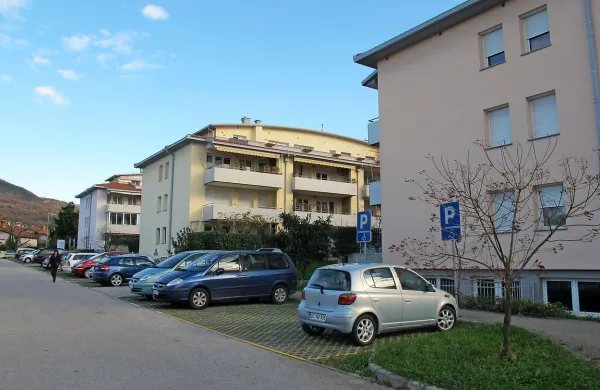  V bloku, kjer je lastnik večine stanovanj, je sklad odpovedal 
pogodbo upravniku, podjetju  Kubik.  To nima zveze s spori in 
težavami v soseski, pravi direktorica sklada Nataša Leban. 