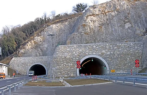 Zaradi praznikov so dela v predoru Kastelec začasno prekinjena, naslednja popolna zapora odseka avtoceste med  
Kastelcem in Kozino proti Ljubljani bo v noči iz torka na sredo 
(7./8. april).