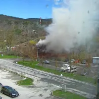 Gost dim se je širil do prvih stanovanjskih blokov.