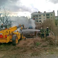 Postojnski gasilci so požar pogasili, kar je ostalo od stare in 
dotrajane hiške, pa so nazadnje z delovnimi stroji porušili. 