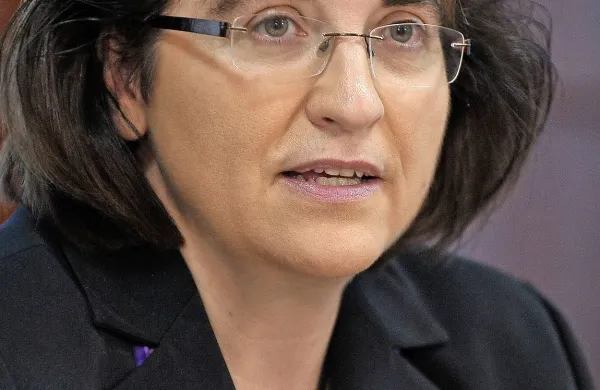 Nekdanja ministrica za obrambo Ljubica Jelušič je sporočila, 
da so namigi nekaterih o tem, da bi utegnila naslediti 
aktualnega obrambnega ministra Janka Vebra, 