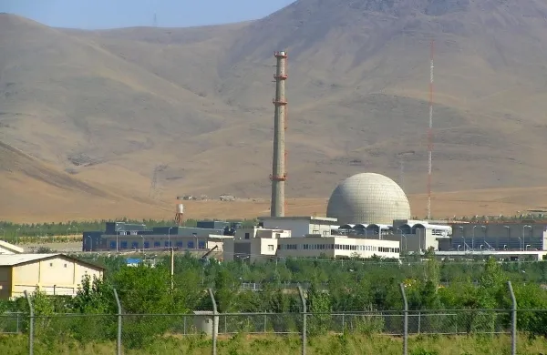Iran je pristal na to, da bo za 10 ali 15 let zmanjšal število 
centrifug in se obvezal, da bo razmontiral vse novejše, 
sodobnejše centrifuge. Pri obogatitvi urana se je omejil na 
tako zelo nizko raven, ki je recimo slovenska nuklearke ne bi 
mogla uporabiti za gorivo.
