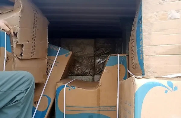 Za prvima vrstama kopalniške opreme se je skrival ilegalen 
tovor. 