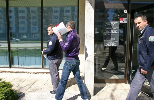 Dean Stanko se je včeraj z mapo skrival pred fotografsko 
kamero.
