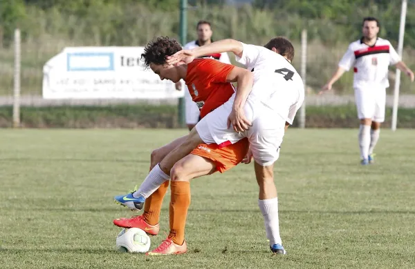 Prizor z jesenskega obračuna v Ankaranu, dvoboj Luke 
Vekića (oranžen dres) in Tolminca  Matije Šuligoja.
