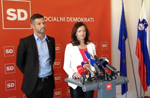 Matjaž Nemec in Tanja Fajon sta včeraj zahtevala odziv 
slovenske države v zvezi z odlikovanjem fašističnih zločincev.  