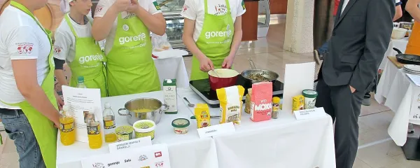 Škofijoti, pod budnim očesom člana komisije Davida Severja, so pripravili sipo z blitvo in 
polento, panado in koruzne mafine in se uvrstili v finalno tekmovanje.