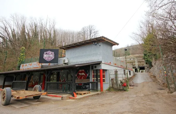 Po obdobju propadanja legendarnega plesišča Zeleni gaj v 
Dornberku se za koncertno lokacijo, ki je dobro znana 
številnim generacijam Primorcev, pišejo boljši časi.