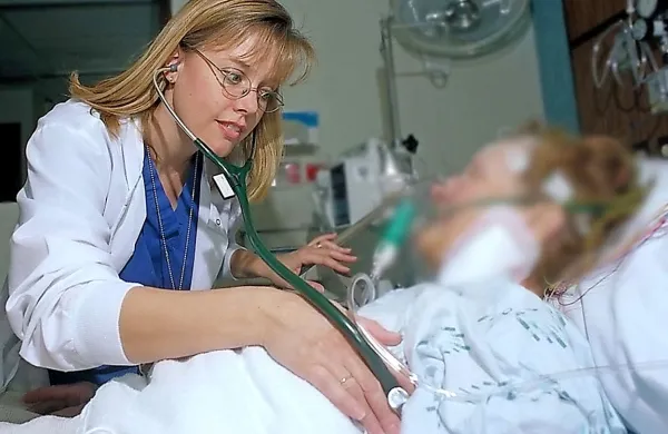 Neozdravljivo bolni  pogosto potrebujejo tudi bolnišnično 
oskrbo, vendar pa je v celotni paliativni oskrbi takšnega 
bolnika ključna tesna komunikacija z njihovimi osebnimi 
zdravniki, ki bolnike najbolje poznajo in kontinuirano zdravijo ter oskrbujejo.  
