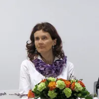 Mateja Lopuh: “Osebni zdravnik najbolje pozna 
pacienta. Bolnišnični specialisti zadeve velikokrat 
vidijo preozko in zato kdaj načrtujejo napačne 
odločitve. Če se posvetujejo z osebnim 
zdravnikom, pa je vse lažje.”