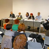 Na  novogoriški okrogli mizi o paliativni oskrbi so dosedanje 
izkušnje in poglede o njeni organizaciji razgrnili (z leve) 
državna  koordinatorica razvoja paliativne oskrbe in tudi vodja 
te dejavnosti na Jesenicah Mateja Lopuh, predsednica 
Europe donne Mojca Senčar, vodja palitativne ekipe v 
novogoriški  bolnišnici Matjaž Figelj  in Marko Vudrag, predsednik društva Goriška proti raku.      