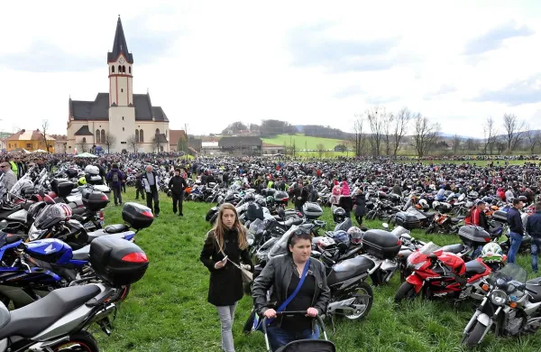 Na srečanju v Mirni Peči se je zbralo približno 7000 motoristov.