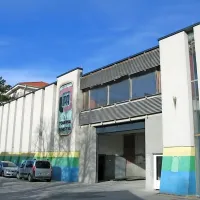 Ime nad vhodom v stari del industrijskega kompleksa še vedno spominja na nekdaj slovečo 
tovarno pohištva. 