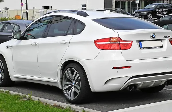 Iz parkirišča v Sežani je v noč izginil bel BMW X6.