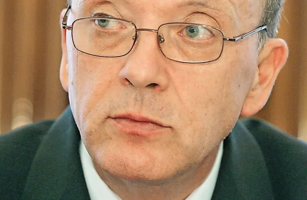 Poslanska skupina SDS je zaradi suma zlorabe uradnega 
položaja ali uradnih pravic ovadila generalnega državnega 
tožilca Zvonka Fišerja in bivšega pravosodnega ministra 
Aleša Zalarja, je pojasnil Vinko Gorenak.