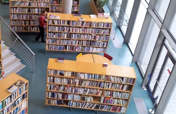 V svetu, kjer so besedila drugih avtorjev široko dostopna, je 
pomembno postaviti mejo med legitimnim citiranjem in 
nesramno krajo. 