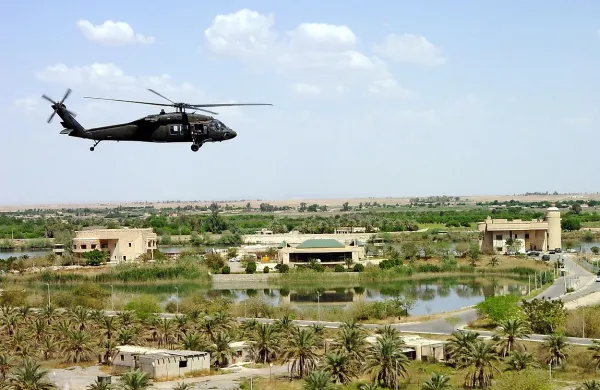 V iraškem mestu Tikrit so odkrili množična grobišča s 
posmrtnimi ostanki do 1700 iraških vojakov, ki naj bi jih ubili 
pripadniki skrajne sunitske skupine Islamska država.